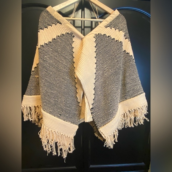 Fringed Tan and Black Sweater Poncho NWT - Picture 6 of 8